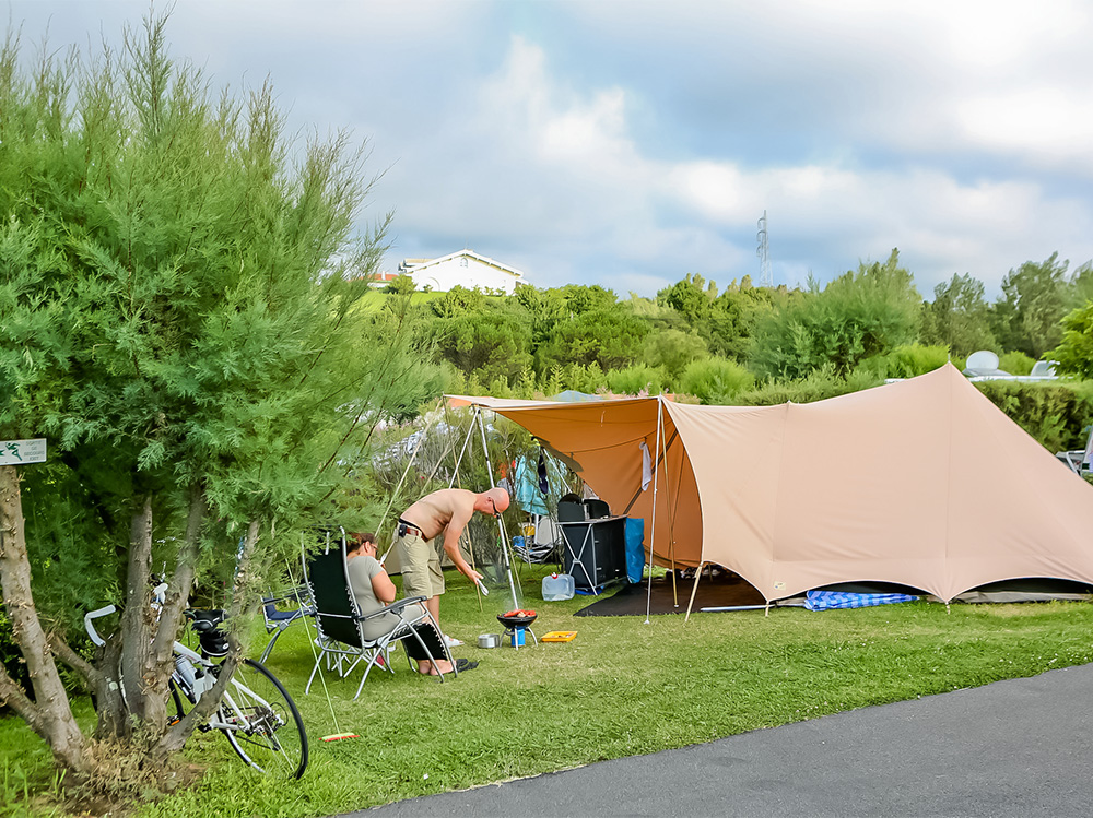emplacements delimites par des haies naturelles