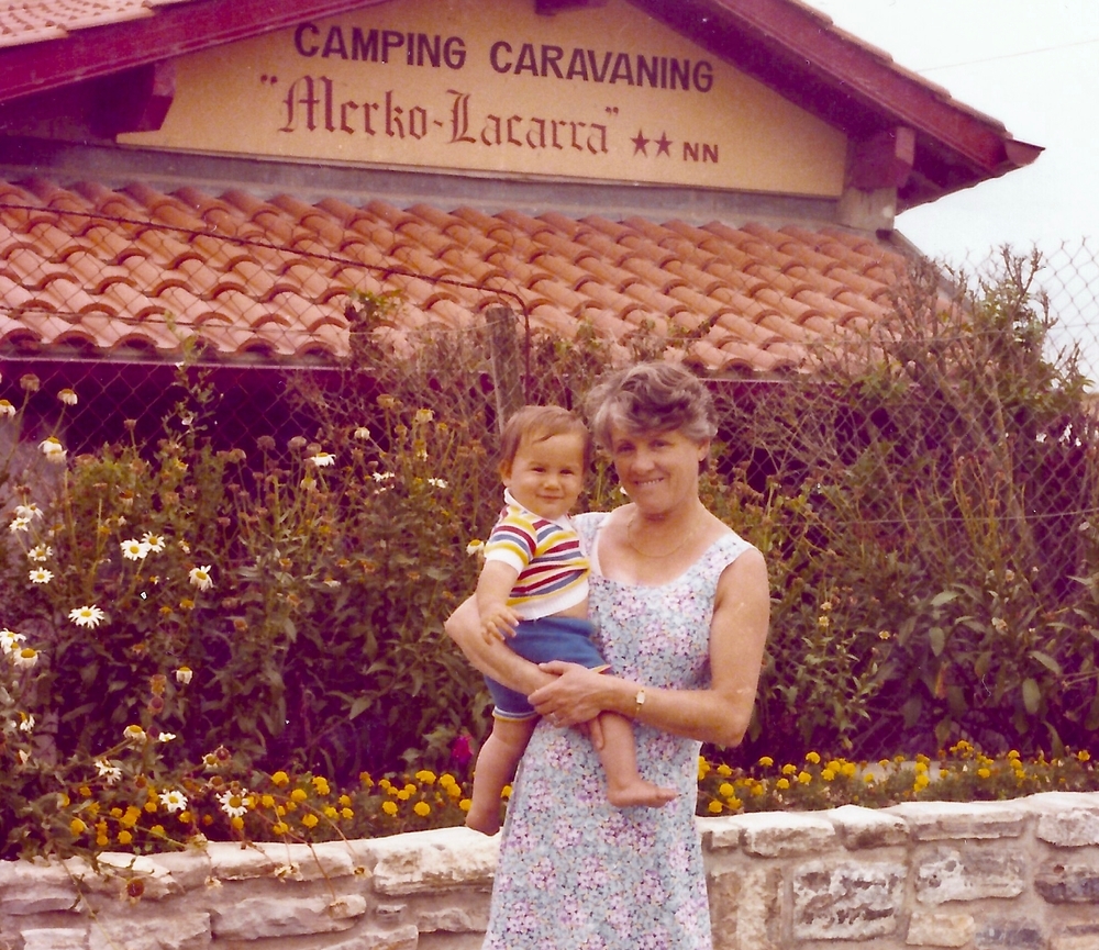 Amatxi et moi devant Camping.Aout 85jpeg (1)